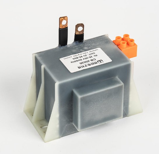 Jaké jsou klíčové konstrukční úvahy pro odvod tepla v transformátorech typu R pro prostředí s vysokou hustotou instalací?