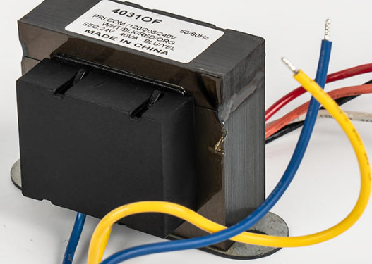 Je normální, že se transformátor nízkofrekvenčního klimatizačního zařízení zahřeje?