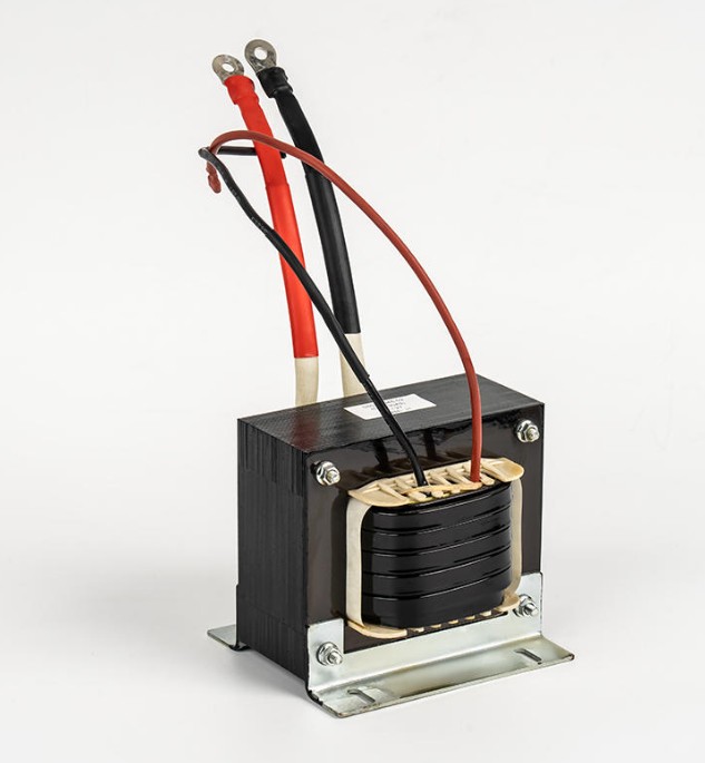 Jaké jevy způsobuje saturace jádra v invertorovém transformátoru?